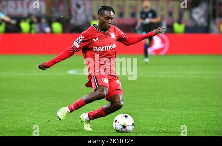 Ligue des champions de l'UEFA, BayArena Leverkusen, Bayer Leverkusen contre Atletico Madrid; Jeremie Frimpong Banque D'Images
