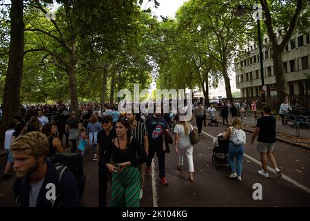 Les gens se rassemblent près du palais de Buckingham pour rendre hommage à feu la reine Elizabeth II Banque D'Images