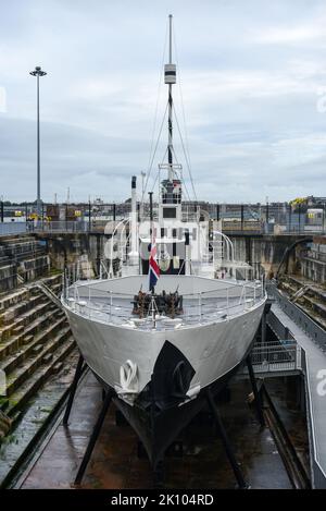 HMS M.33 en cale sèche à l'intérieur du chantier naval historique de Portsmouth, un navire de guerre de WW1. Banque D'Images