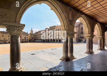 Plaza de Vic sans gens en Catalogne, Espagne, vu à travers l'un des portiques à arcades qui l'entoure. Banque D'Images