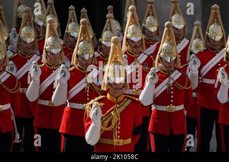 Les gardes royaux marchent pendant la procession cérémonielle de Buckingham Palace à Westminster Hall, Londres, où le cercueil de la reine Elizabeth II sera en état avant ses funérailles lundi. Date de la photo: Mercredi 14 septembre 2022. Banque D'Images