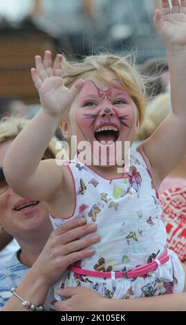 ELLA KERTON, ÂGÉE DE 4 ANS, A REPÉRÉ SA MARQUE PO DAD KERTON COMME HMS DIAMOND RETOURNÉ À PORTSMOUTH APRÈS AVOIR AIDÉ À BANNIR LES ARMES CHIMIQUES DE SYRIE. PHOTO MIKE WALKER, PHOTOS MIKE WALKER, 2014 Banque D'Images