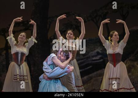 Londres, Royaume-Uni. 13th septembre 2022. United Ukrainian Ballet interprète Giselle au London Coliseum. Dirigée par le célèbre chorégraphe Alexei Ratmansky et mettant en vedette des artistes invités Katja Khaniukova et Alina Cojocaru, la Compagnie complète des danseurs réfugiés d'Ukraine ont tous leur propre histoire de quitter leurs maisons pour rejoindre la Compagnie. Soutenu par l'Opéra national anglais et le Birmingham Royal Ballet, qui fournissent les costumes, le set et l'orchestre. Credit: Guy Corbishley/Alamy Live News Banque D'Images