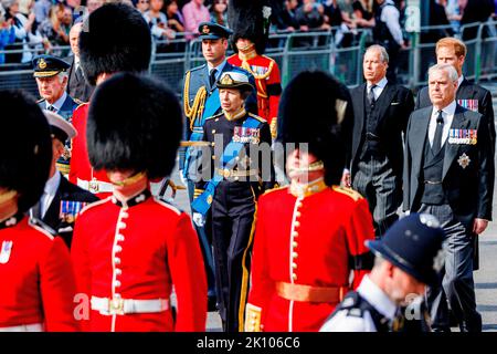 Londres, Royaume-Uni. 14th septembre 2022. LONDRES - le roi Charles III, William Prince de Galles, Harry Duke de Sussex, la princesse Anne la princesse Royale, le prince Andrew Duke de York et le prince Edward Earl de Wessex, derrière le cercueil de la reine Elizabeth II en route vers Westminster, le 14 septembre 2022. Photo: Patrick van Katwijk crédit: dpa Picture Alliance/Alay Live News Banque D'Images