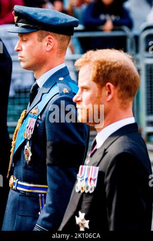 Londres, Royaume-Uni. 14th septembre 2022. LONDRES - le roi Charles III, William Prince de Galles, Harry Duke de Sussex, la princesse Anne la princesse Royale, le prince Andrew Duke de York et le prince Edward Earl de Wessex, derrière le cercueil de la reine Elizabeth II en route vers Westminster, le 14 septembre 2022. Photo: Patrick van Katwijk crédit: dpa Picture Alliance/Alay Live News Banque D'Images