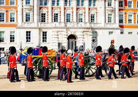 Londres, Royaume-Uni. 14th septembre 2022. Le cercueil de la reine Élisabeth II du Royaume-Uni est transporté du palais de Buckingham par les gardes à cheval jusqu'au palais de Westminster à Londres, sur 14 septembre 2022, à bord d'une voiture à canon Une cérémonie aura lieu dans le hall de Westminster pour marquer l'arrivée de son Majestys cercueil photo : Albert Nieboer/pays-Bas OUT/point de vue OUT Credit: dpa Picture Alliance/Alay Live News Banque D'Images