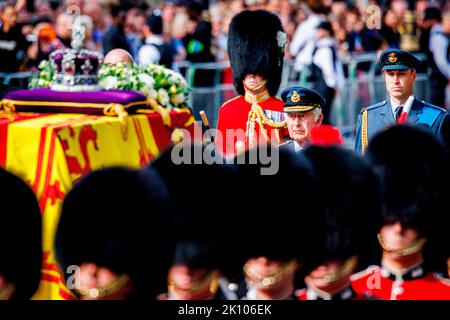 Londres, Royaume-Uni. 14th septembre 2022. LONDRES - le roi Charles III, William Prince de Galles, Harry Duke de Sussex, la princesse Anne la princesse Royale, le prince Andrew Duke de York et le prince Edward Earl de Wessex, derrière le cercueil de la reine Elizabeth II en route vers Westminster, le 14 septembre 2022. Photo: Patrick van Katwijk crédit: dpa Picture Alliance/Alay Live News Banque D'Images