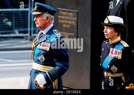 Londres, Royaume-Uni. 14th septembre 2022. LONDRES - le roi Charles III, William Prince de Galles, Harry Duke de Sussex, la princesse Anne la princesse Royale, le prince Andrew Duke de York et le prince Edward Earl de Wessex, derrière le cercueil de la reine Elizabeth II en route vers Westminster, le 14 septembre 2022. Photo: Patrick van Katwijk crédit: dpa Picture Alliance/Alay Live News Banque D'Images