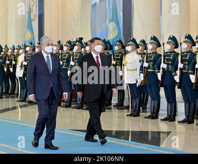 Nur Sultan. 14th septembre 2022. Le président chinois Xi Jinping assiste à une cérémonie de bienvenue organisée par le président kazakh Kassym-Jomart Tokayev au palais présidentiel d'Ak Orda à Nur-Sultan, Kazakhstan, le 14 septembre 2022. Credit: Yue Yuewei/Xinhua/Alamy Live News Banque D'Images