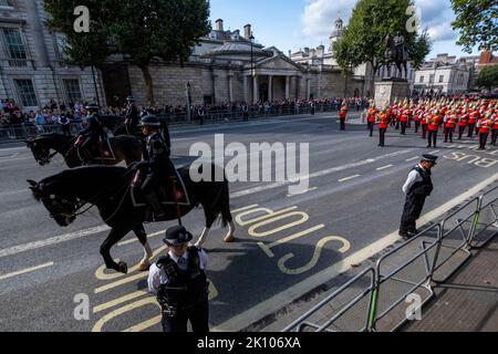 Londres, Royaume-Uni. 14 septembre 2022. Des membres de la police et de la cavalerie des ménages précèdent le cercueil de la Reine, transporté par une voiture à armes à feu à Whitehall en route vers Westminster Hall, où il sera dans l'état pendant quatre jours, permettant au public de se rendre pour payer leurs respects, avant les funérailles d'État du 19 septembre. La reine Elizabeth II, le monarque le plus ancien de l'histoire britannique, est décédée à l'âge de 96 ans à Balmoral, en Écosse, et son fils, maintenant connu sous le nom de roi Charles III, lui a succédé. Credit: Stephen Chung / Alamy Live News Banque D'Images