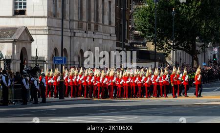 Londres, Royaume-Uni. 14 septembre 2022. Des membres de la cavalerie de la maison précèdent le cercueil de la Reine qui a été transporté à Whitehall en route vers Westminster Hall, où il sera dans l'état pendant quatre jours, permettant au public de se rendre pour rendre à ses respects, avant les funérailles d'État du 19 septembre. La reine Elizabeth II, le monarque le plus ancien de l'histoire britannique, est décédée à l'âge de 96 ans à Balmoral, en Écosse, et son fils, maintenant connu sous le nom de roi Charles III, lui a succédé. Credit: Stephen Chung / Alamy Live News Banque D'Images