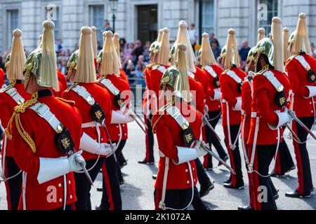 Londres, Royaume-Uni. 14 septembre 2022. Des membres de la cavalerie de la maison précèdent le cercueil de la Reine qui a été transporté à Whitehall en route vers Westminster Hall, où il sera dans l'état pendant quatre jours, permettant au public de se rendre pour rendre à ses respects, avant les funérailles d'État du 19 septembre. La reine Elizabeth II, le monarque le plus ancien de l'histoire britannique, est décédée à l'âge de 96 ans à Balmoral, en Écosse, et son fils, maintenant connu sous le nom de roi Charles III, lui a succédé. Credit: Stephen Chung / Alamy Live News Banque D'Images