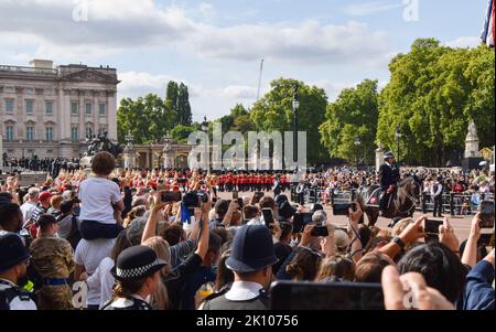 Londres, Royaume-Uni. 14th septembre 2022. La procession pour le mensonge dans l'état de la Reine quitte Buckingham Palace. La Reine a été prise de Buckingham Palace à Westminster Hall dans le Palais de Westminster où elle restera jusqu'à ses funérailles le 19th septembre. Credit: Vuk Valcic/Alamy Live News Banque D'Images