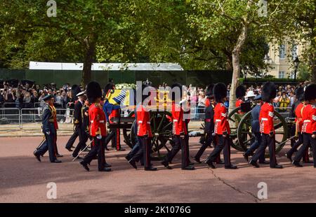 Londres, Royaume-Uni. 14th septembre 2022. Le cercueil de la Reine passe par le Mall pendant la procession pour le mensonge de la Reine dans l'État. La Reine a été prise de Buckingham Palace à Westminster Hall dans le Palais de Westminster où elle restera jusqu'à ses funérailles le 19th septembre. Credit: Vuk Valcic/Alamy Live News Banque D'Images