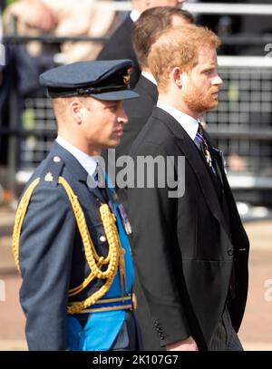 14 septembre 2022. Londres, Royaume-Uni. Le cercueil de QueenÕs quitte le palais de Buckingham en chariot à canon, suivi du prince Harry, du duc de Sussex, du prince William, du prince de Galles, du prince Andrew, du duc de York, de la princesse Anne, de la princesse royale, du prince Edward, du comte de Wessex, Le roi Charles III et le duc de Cambridge pour se rendre à Westminster Hall où elle sera dans l'État pendant quatre jours avant ses funérailles. Crédit : Doug Peters/EMPICS/Alamy Live News Banque D'Images