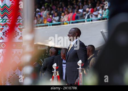 Nairobi, Kenya. 13th septembre 2022. Le Président de la République du Kenya en 5th, M. William Ruto (C), représente l'hymne national au Moi International Sports Centre de Kasarani, Nairobi, après avoir prêté serment. Crédit : SOPA Images Limited/Alamy Live News Banque D'Images