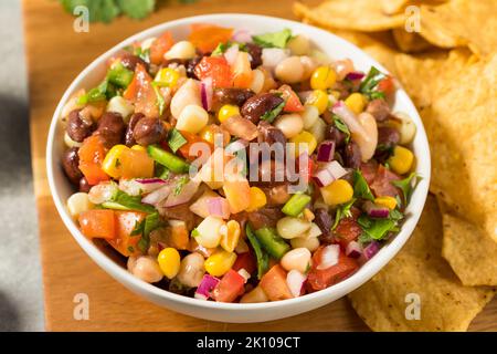 Trempette de cowboy biologique faite maison avec haricots et chips de maïs Banque D'Images