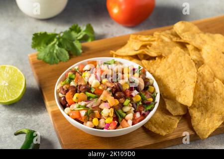 Trempette de cowboy biologique faite maison avec haricots et chips de maïs Banque D'Images