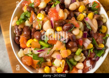 Trempette de cowboy biologique faite maison avec haricots et chips de maïs Banque D'Images