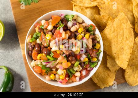 Trempette de cowboy biologique faite maison avec haricots et chips de maïs Banque D'Images