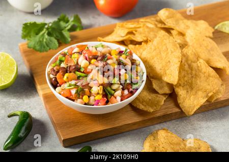 Trempette de cowboy biologique faite maison avec haricots et chips de maïs Banque D'Images