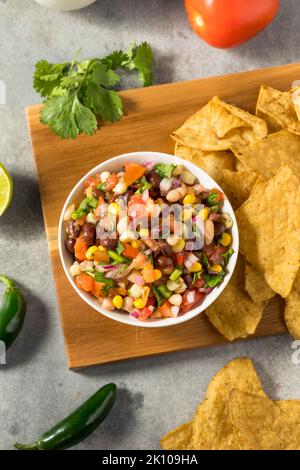 Trempette de cowboy biologique faite maison avec haricots et chips de maïs Banque D'Images