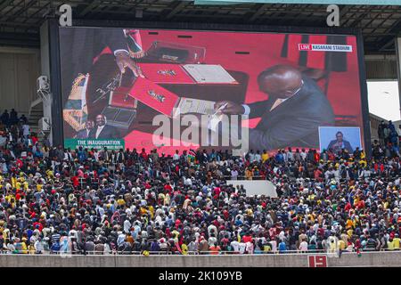 Nairobi, Kenya. 13th septembre 2022. Les Kenyans regardent suivre les débats au Centre sportif international moi de Kasarani, Nairobi, pour assister à l'assermentation du Dr William Ruto en tant que Président de la République du Kenya en 5th. (Photo de Boniface Muthoni/SOPA Images/Sipa USA) Credit: SIPA USA/Alay Live News Banque D'Images