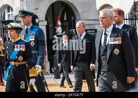 Londres, Royaume-Uni. 14th septembre 2022. De gauche à droite : La princesse de Grande-Bretagne Anne, William, prince de Galles, David Armstrong-Jones, 2nd comte de Snowdon, prince Andrew et prince Harry, marche derrière le cercueil de la reine Elizabeth de Grande-Bretagne pendant qu'il est transporté du palais de Buckingham au Parlement pour sa présence dans l'État, à Londres, en Grande-Bretagne, 14 septembre 2022.Credit: Rob Taggart/Alamy Live News Credit: Rob Taggart/Alamy Live News Banque D'Images