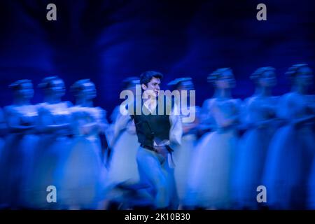 Londres, Royaume-Uni. 13th septembre 2022. United Ukrainian Ballet interprète Giselle au London Coliseum. Dirigée par le célèbre chorégraphe Alexei Ratmansky et mettant en vedette des artistes invités Katja Khaniukova et Alina Cojocaru, la Compagnie complète des danseurs réfugiés d'Ukraine ont tous leur propre histoire de quitter leurs maisons pour rejoindre la Compagnie. Soutenu par l'Opéra national anglais et le Birmingham Royal Ballet, qui fournissent les costumes, le set et l'orchestre. Credit: Guy Corbishley/Alamy Live News Banque D'Images