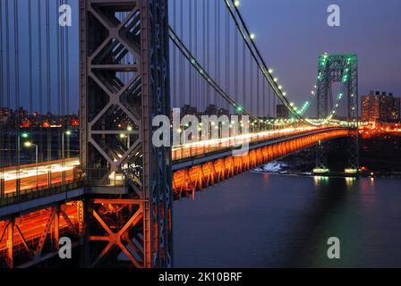 Le trafic traverse le pont George Washington et traverse l'Hudson River, reliant New York et le New Jersey le long !-95 Banque D'Images