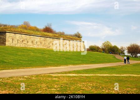 Deux personnes se promo dans le vaste parc de fort Warren, sur l'île Georges, qui fait partie de l'espace de loisirs national de Boston Harbor Islands Banque D'Images