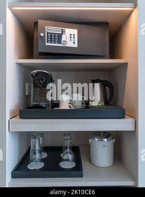 Coffre-fort, dans une chambre d'hôtel, machine à café, verres, tasses, comme un service pour le client, Banque D'Images