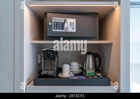 Coffre-fort, dans une chambre d'hôtel, machine à café, verres, tasses, comme un service pour le client, Banque D'Images