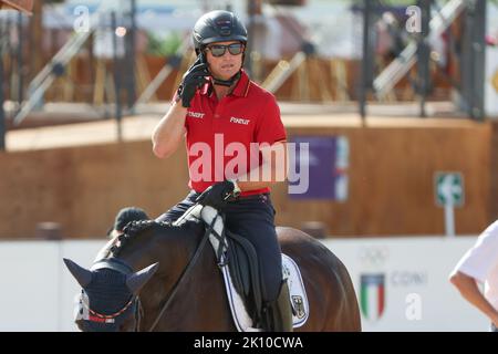 Rocca Di Papa, Italie. 14th septembre 2022. Sport équestre : championnat du monde, concours, dressage. Le dressage Michael Jung (Allemagne) passe à Chipmunk et parle au téléphone au cours d'une session d'entraînement. Les chevaux évétants allemands sont en forme pour les championnats du monde en Italie. Les cinq amis à quatre pattes ont passé l'examen vétérinaire sans aucune plainte. Les compétitions du triathlon équestre débuteront jeudi avec dressage. Après le cross-country samedi, la décision sera prise dans le saut le dimanche. Credit: Friso Gentsch/dpa/Alay Live News Banque D'Images