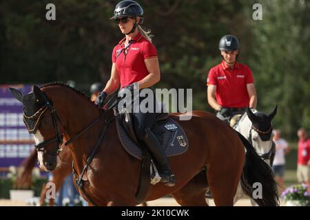 Rocca Di Papa, Italie. 14th septembre 2022. Sport équestre: Championnat du monde, Evesting, dressage. Le dressage Julia Krajewski (Allemagne) fait la course avec Amande pendant une séance d'entraînement. Les chevaux évétants allemands sont en forme pour les championnats du monde en Italie. Les cinq amis à quatre pattes ont passé l'examen vétérinaire sans aucune plainte. Les compétitions du triathlon équestre débuteront jeudi avec dressage. Après le cross-country samedi, la décision sera prise dans le saut le dimanche. Credit: Friso Gentsch/dpa/Alay Live News Banque D'Images