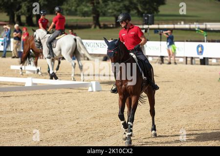 Rocca Di Papa, Italie. 14th septembre 2022. Sport équestre : championnat du monde, concours, dressage. Le dressage Michael Jung (Allemagne) passe à Chipmunk pendant une séance d'entraînement. Les chevaux évétants allemands sont en forme pour les championnats du monde en Italie. Les cinq amis à quatre pattes ont passé l'examen vétérinaire sans aucune plainte. Les compétitions du triathlon équestre débuteront jeudi avec dressage. Après le cross-country samedi, la décision sera prise dans le saut le dimanche. Credit: Friso Gentsch/dpa/Alay Live News Banque D'Images