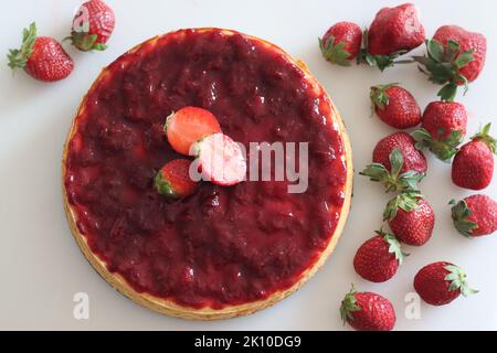 Gâteau au fromage à la fraise. Gâteau au fromage soyeux et crémeux avec garnitures de fraises fraîches maison. Prendre avec des fraises fraîches sur le dos blanc Banque D'Images