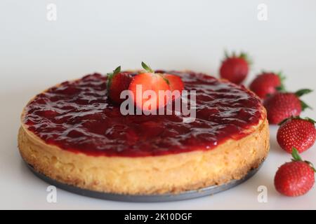 Gâteau au fromage à la fraise. Gâteau au fromage soyeux et crémeux avec garnitures de fraises fraîches maison. Prendre avec des fraises fraîches sur le dos blanc Banque D'Images