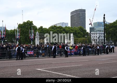 Le mercredi 14 septembre, une procession cérémonielle a transporté le cercueil de sa Majesté la Reine du Palais de Buckingham au Westminster Hall dans les chambres du Parlement , où le mensonge dans l'État a commencé. Sa Majesté la Reine sera couché dans l'État au Palais de Westminster jusqu'au lundi 19 septembre . Les membres du public peuvent visiter pour payer des respects . Banque D'Images