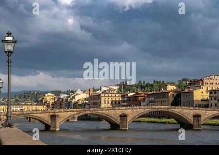 Vue sur Florence avec la rivière Arno au premier plan Banque D'Images