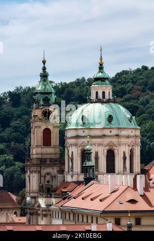 Tours aux dômes verts de l'église Saint-Nicolas dans la ville tchèque de Prague. Banque D'Images