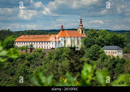 Rabstejn nad Strelou, République tchèque - 12 juin 2022 : vue sur la construction de l'ancien monastère des servites et de l'église de la Vierge Marie, située sur un roc Banque D'Images