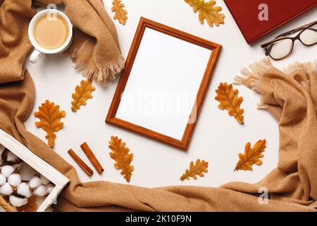 Concept de confort d'automne. Cadre foulard cachemire livre verres café avec feuilles. Banque D'Images