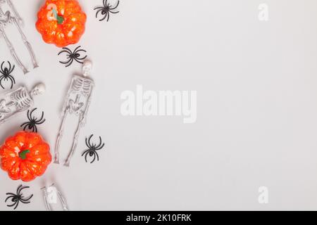 Composition d'Halloween de squelettes d'araignées de citrouille. Vue de dessus de l'espace de copie de la mise à plat Banque D'Images