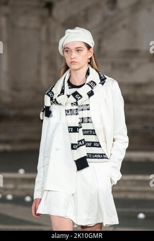 Un modèle marche sur la piste pendant le défilé de mode Laura Biagiotti collection Printemps-été 2023 à la place Campidoglio à Rome. (Photo de Stefano Costantino / SOPA Images/Sipa USA) Banque D'Images