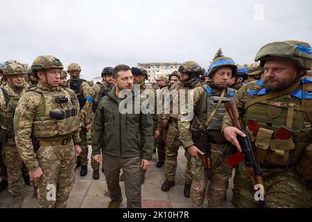 Kharkiv, Ukraine. 14th septembre 2022. Le président ukrainien Volodymyr Zelensky (2R) visite mercredi à 14 septembre 2022, la ville d'Izyum, région de Kharkiv, en Ukraine. Zelensky a visité la ville d'Izyum en Ukraine de l'est, selon les militaires, une des plus grandes villes récemment reprise de Russie par l'armée de Kiev dans une contre-offensive éclair. Photo du Président ukrainien Bureau de presse/UPI crédit: UPI/Alay Live News Banque D'Images