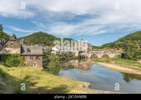 Pont médiéval sur Lot avec château dans le village d'Estaing. Aveyron, France. Banque D'Images