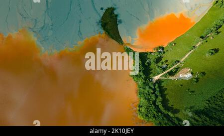 Photographie aérienne du lac industriel de décantation à Geamana en Roumanie. La photographie a été prise à partir d'un drone avec l'appareil photo orienté vers le bas révéler Banque D'Images