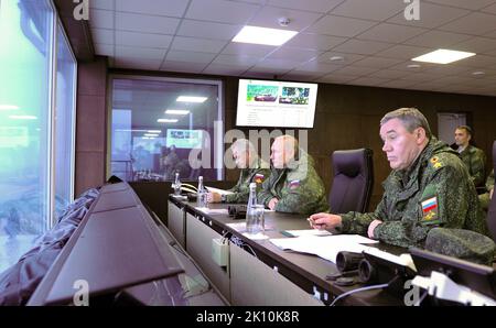 Vladimir Poutine - exercice du poste de commandement Vostok 2022 - Vladimir Poutine, avec le ministre de la Défense Sergei Shoigu, à gauche, et le chef d'état-major général des Forces armées russes et le premier ministre adjoint de la Défense Valery Gerasimov, a observé la phase principale de l'exercice du poste de commandement stratégique Vostok-2022 dans la chaîne de Sergueïevsky dans le territoire de Primorye. Banque D'Images