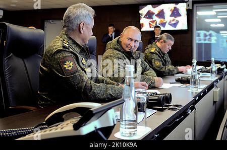 Vladimir Poutine - exercice du poste de commandement Vostok 2022 - Vladimir Poutine, avec le ministre de la Défense Sergei Shoigu, à gauche, et le chef d'état-major général des Forces armées russes et le premier ministre adjoint de la Défense Valery Gerasimov, a observé la phase principale de l'exercice du poste de commandement stratégique Vostok-2022 dans la chaîne de Sergueïevsky dans le territoire de Primorye. Banque D'Images